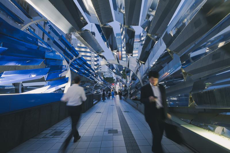 渋谷マークシティレストランアベニュー入口のメタリックなオブジェ