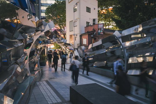 渋谷マークシティの道玄坂、夜間の現代アート展示と行き交う人々