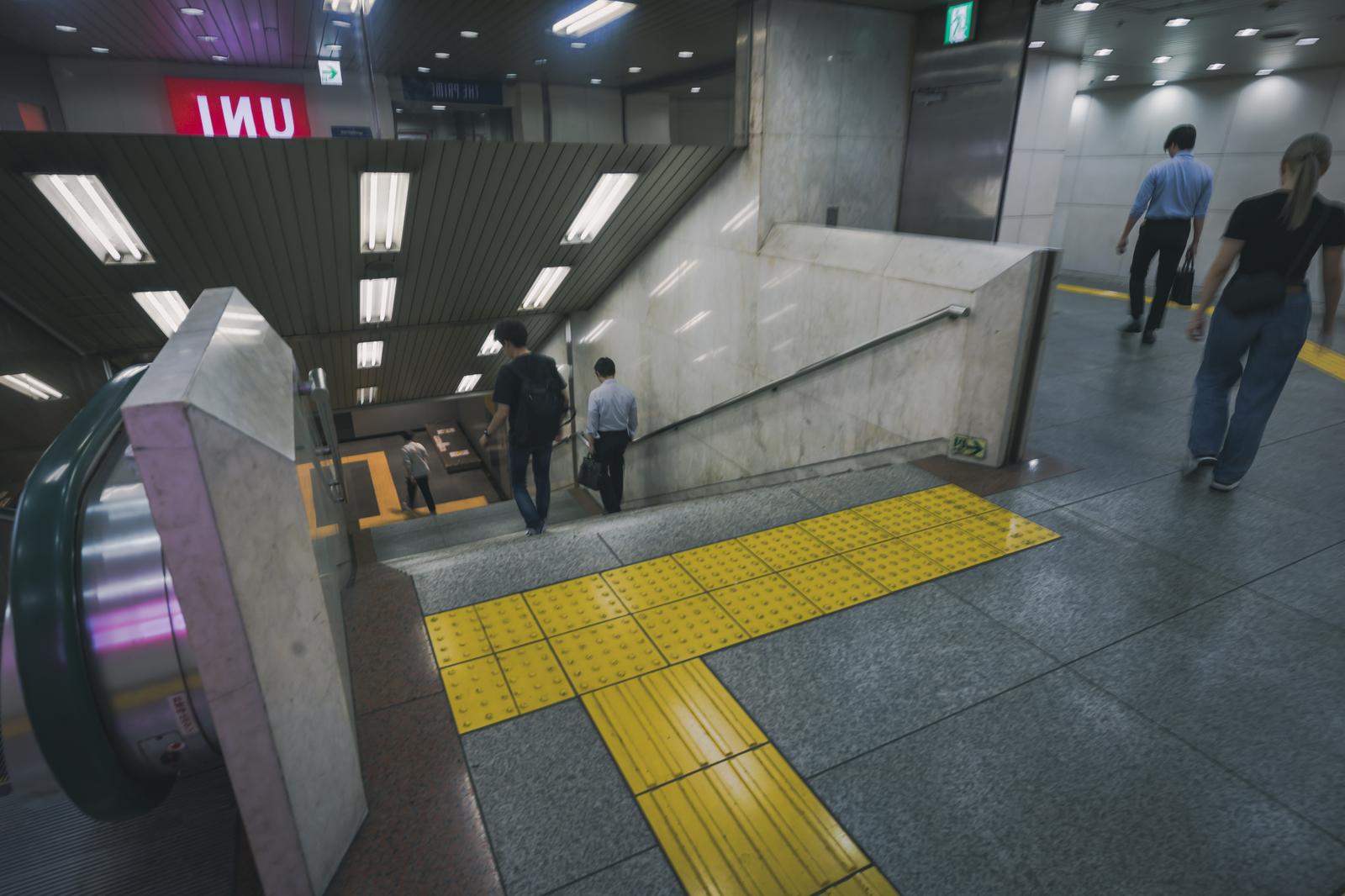 渋谷駅の出口A0で黄色い点字ブロックが敷かれた階段周辺