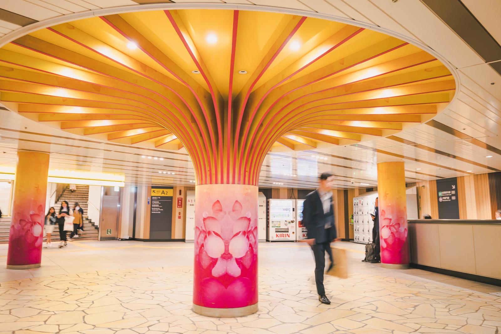 黄色と赤のグラデーション装飾が特徴的な渋谷駅地下通路の柱