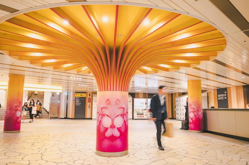 渋谷駅の東京メトロB1F地下通路、黄色と赤のオブジェクト柱