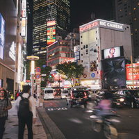 渋谷道玄坂下の109交差点前、夜間の繁華街の写真
