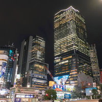 開発中の渋谷駅前に立ち並ぶ高層ビル群の夜景（2024年5月末）の写真