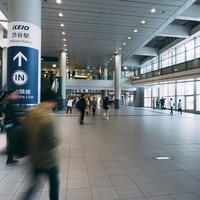 渋谷マークシティの自由通路と駅利用客の混雑風景の写真