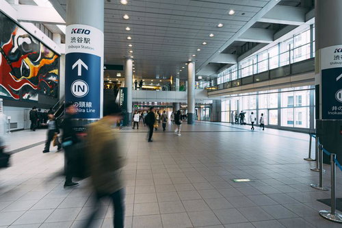 渋谷マークシティの自由通路と駅利用客の混雑風景