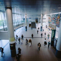 渋谷マークシティの自由通路を行き交う人々の写真