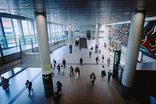 渋谷マークシティの自由通路を行き交う人々
