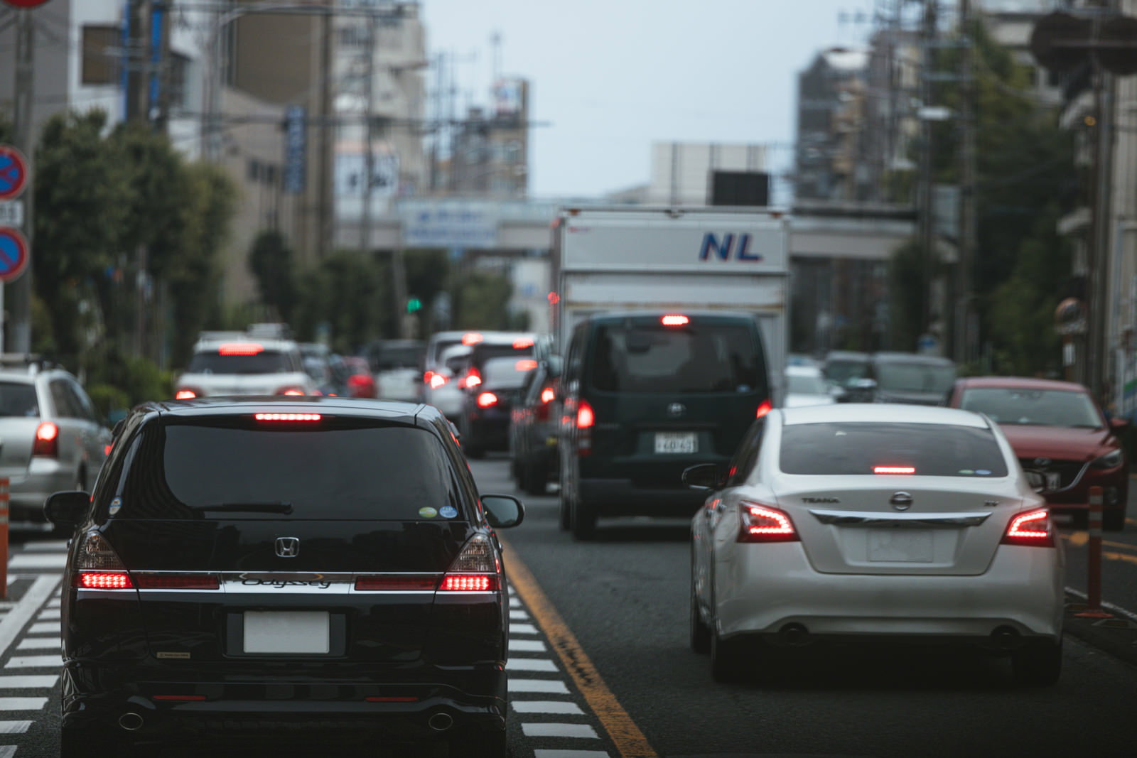 道路上で渋滞している複数の自動車とテールランプ