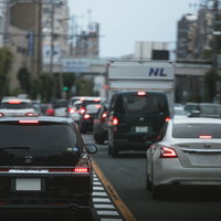 週末の道路交通渋滞とテールランプ、複数車両の列の写真