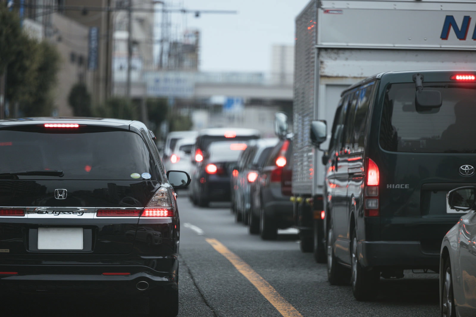 道路で渋滞している複数の自動車が並んでいる風景