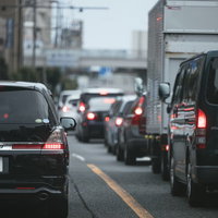 ズラリと並ぶ自動車の渋滞で密集した車線の写真