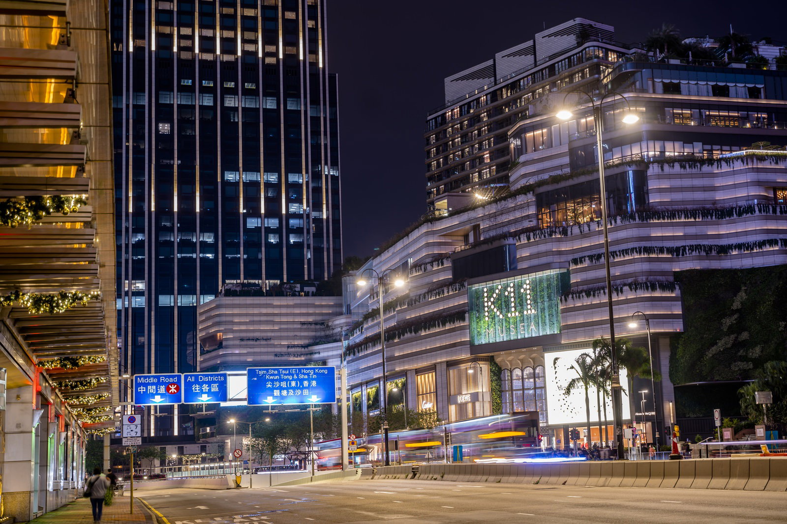 夜間にライトアップされた香港尖沙咀のK11 MUSEAと周辺のビル群