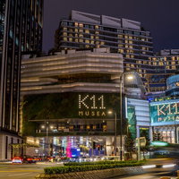 「K11 MUSEA」の前を通り過ぎるバスや車の写真