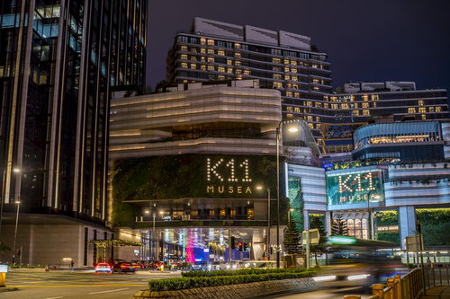 「K11 MUSEA」の前を通り過ぎるバスや車