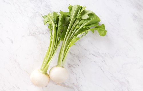 新鮮な葉付きかぶ - 旬の根菜野菜の生鮮食材