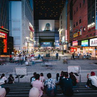 シネシティ広場と東急歌舞伎町タワー前の人混みする夜間風景の写真