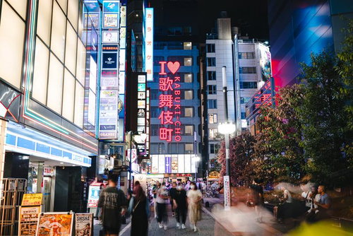 I ♥ 新宿歌舞伎町の夜間風景 ネオン看板と人混みの繁華街