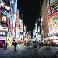 人であふれる新宿歌舞伎町のセントラルロード、TOHOシネマズ前の夜景の写真