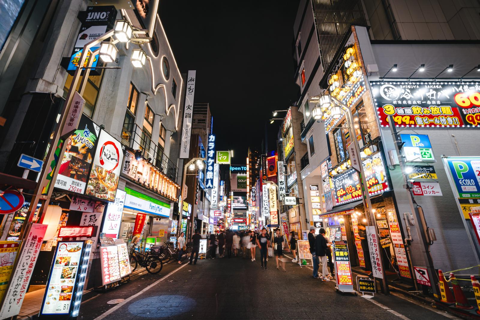 歌舞伎町一番街のネオン街（夜間）