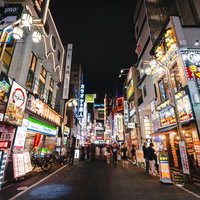 新宿歌舞伎町一番街の夜間の人流と繁華街の光景の写真