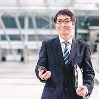 ニコニコしたアラフィフ部長の営業スタイルの写真