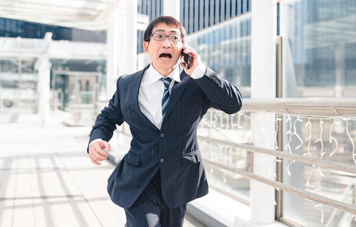 慌てて本社に戻る部長、スマホで電話しながら走る