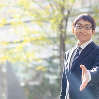 握手を求める笑顔の男性部長のビジネスポートレートの写真