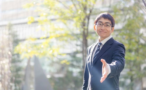 握手を求める笑顔の男性部長のビジネスポートレート