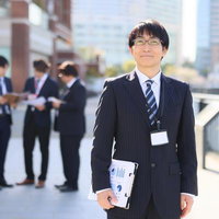 新卒を率いるビジネス上司が書類を持つ営業部長のビジネスポートレートの写真