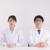 医局で向き合う女性医師と男性医師による医療相談のカンファレンスの写真