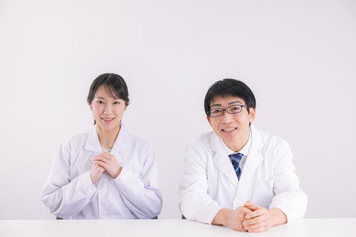 患者の話を親身に聞く医者たち（女性と男性の医局スタッフ）