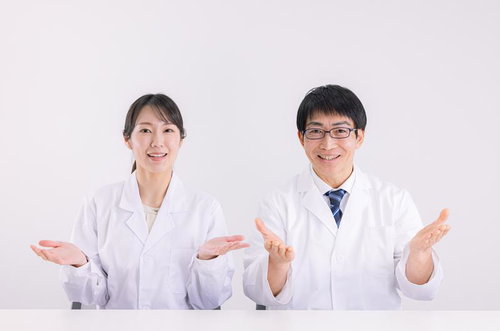 白衣を着た医師二人が両手で提案する様子を示すジェスチャー