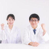 「私達にお任せください」とガッツポーズする白衣を着た男性と女性の写真
