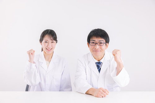 「私達にお任せください」とガッツポーズする白衣を着た男性と女性