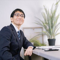 今日から心機一転で清々しい顔の部長がデスクに座るの写真