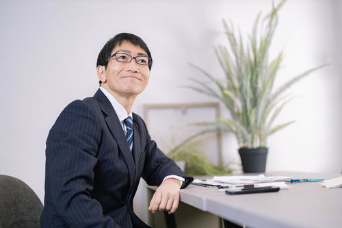 今日から心機一転で清々しい顔の部長がデスクに座る