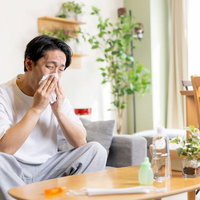 ティッシュで鼻をかむ男性 花粉症・アレルギー性鼻炎の写真