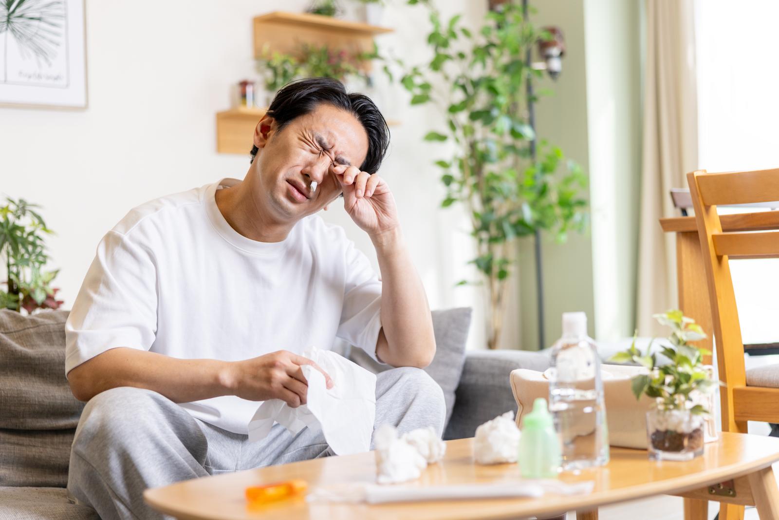 目をこする男性が目のかゆみで不快な表情をしている［モデル：大川竜弥］