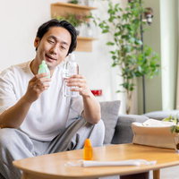 花粉症対策に鼻洗浄液の準備をする男性のセルフケアの写真