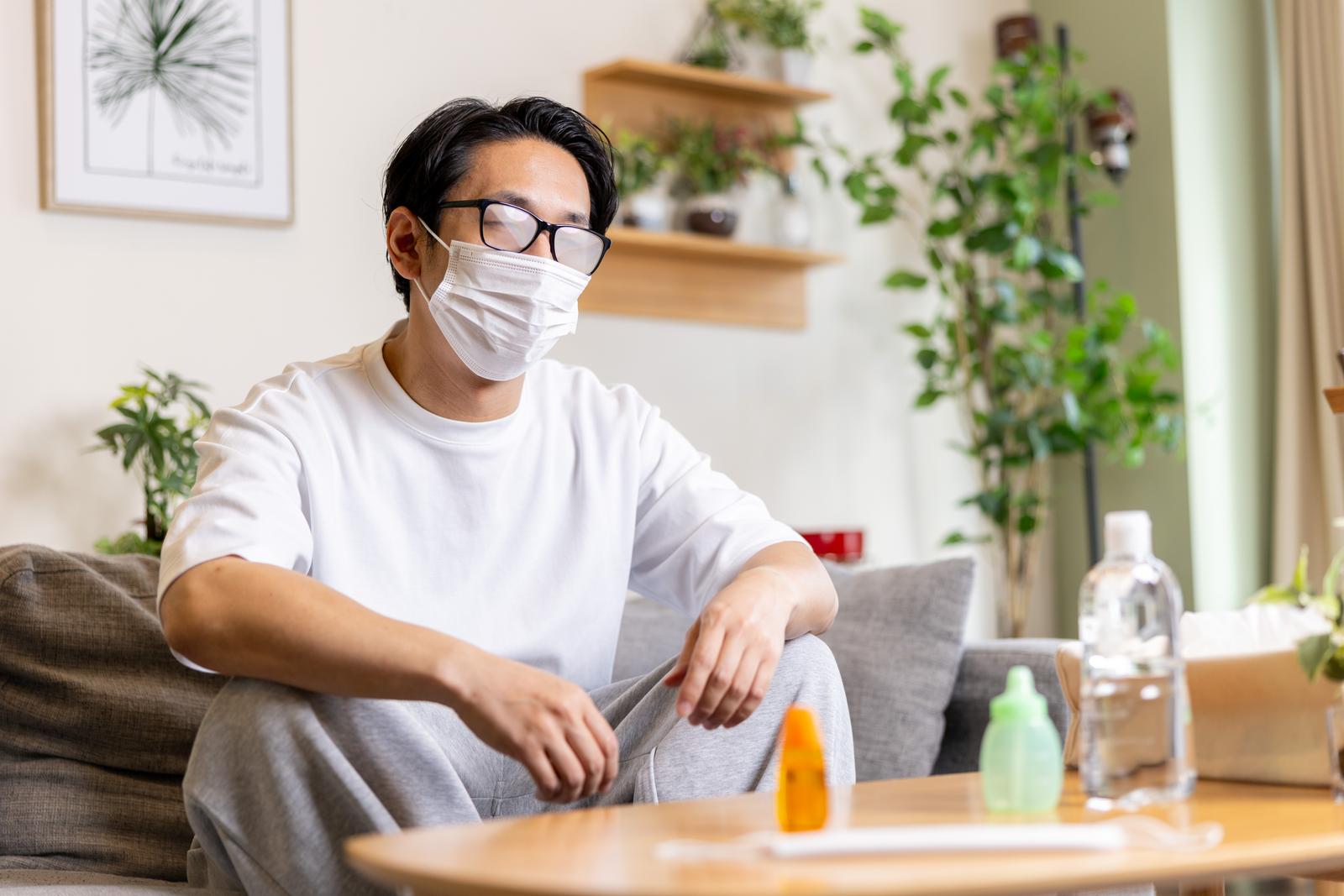 マスクをしてメガネが曇り、見えなくなって困っている眼鏡をかけた男性［モデル：大川竜弥］