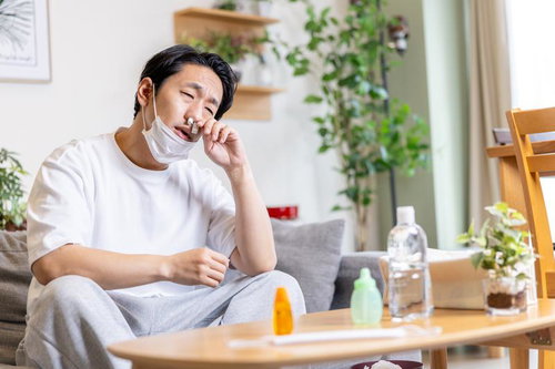 マスクを外して鼻炎の症状に苦しむ男性の花粉症対策