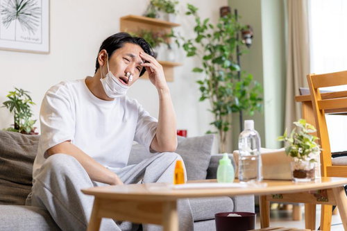 仮病にあまりにも本気で頭を抱える男性