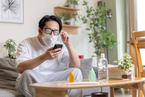 マスクをしながらメガネをかけると曇ってスマホが見えなくなる男性