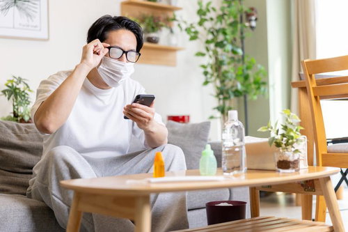 メガネをかけてマスクで曇ってしまう現象を体験する男性