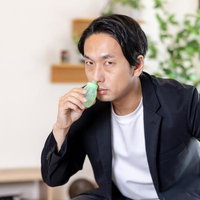 鼻炎男子が鼻洗浄器で鼻うがいにチャレンジの写真