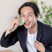 笑顔で鼻うがい中の男性「すっきりして気持ち良い！」の写真