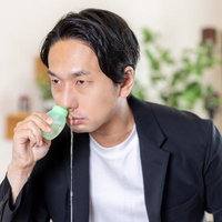 鼻うがいで鼻詰まりを緩和するハナミズヌキの写真