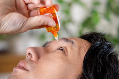 目薬をさす男性の正しい点眼方法