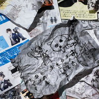 散乱する怪文書とチラシの写真