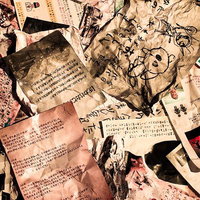 散乱した古い書類と手書きメモの山の写真